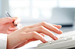 technický pracovník opravující rozvaděč na místě